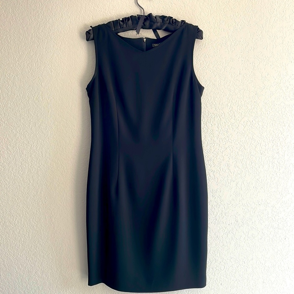 Tahari  black dress fully lined, v-neck, sz  12 Beautiful dress!